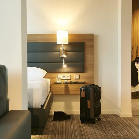 Moxy Frankfurt Airport 4*