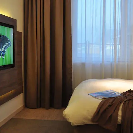 Moxy Frankfurt Airport Szálloda 4*