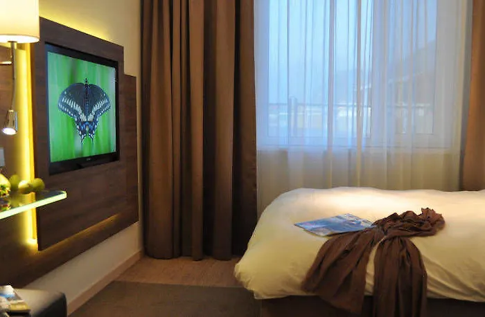 Moxy Frankfurt Airport Hotel 4*