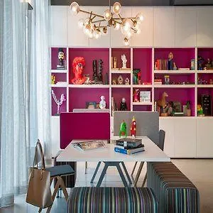Отель Moxy Frankfurt Airport